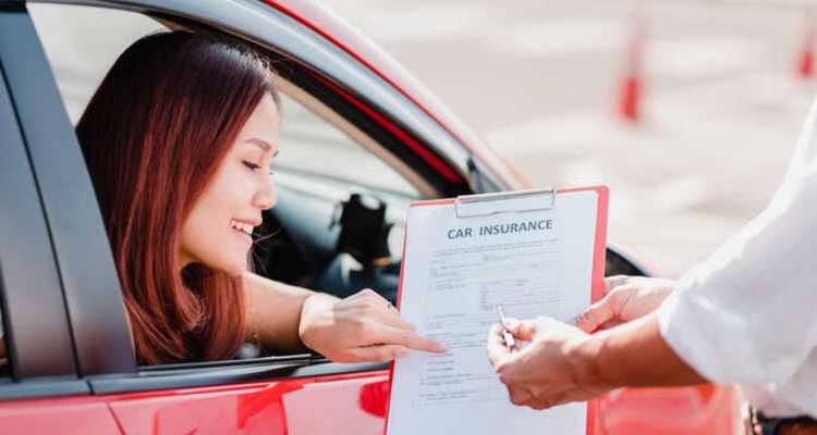 Cara Mendapatkan Tingkat Asuransi Mobil Terbaik Untuk Wanita Muda